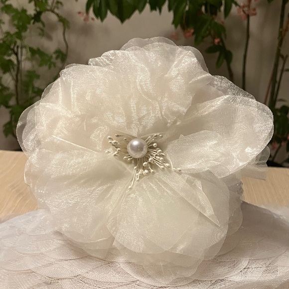 Elegant White Floral Women's Hat - Picture 3 of 5